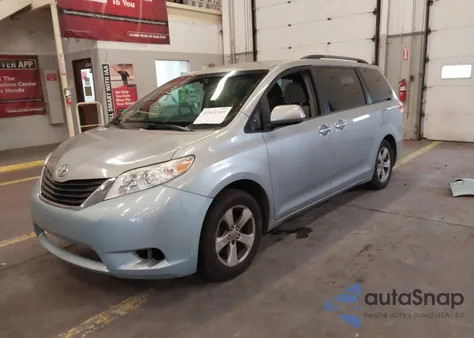 2012 Toyota Sienna Le V6 8 Passenger z USA, uszkodzony, nr VIN 5TDKK3DC9CS230694